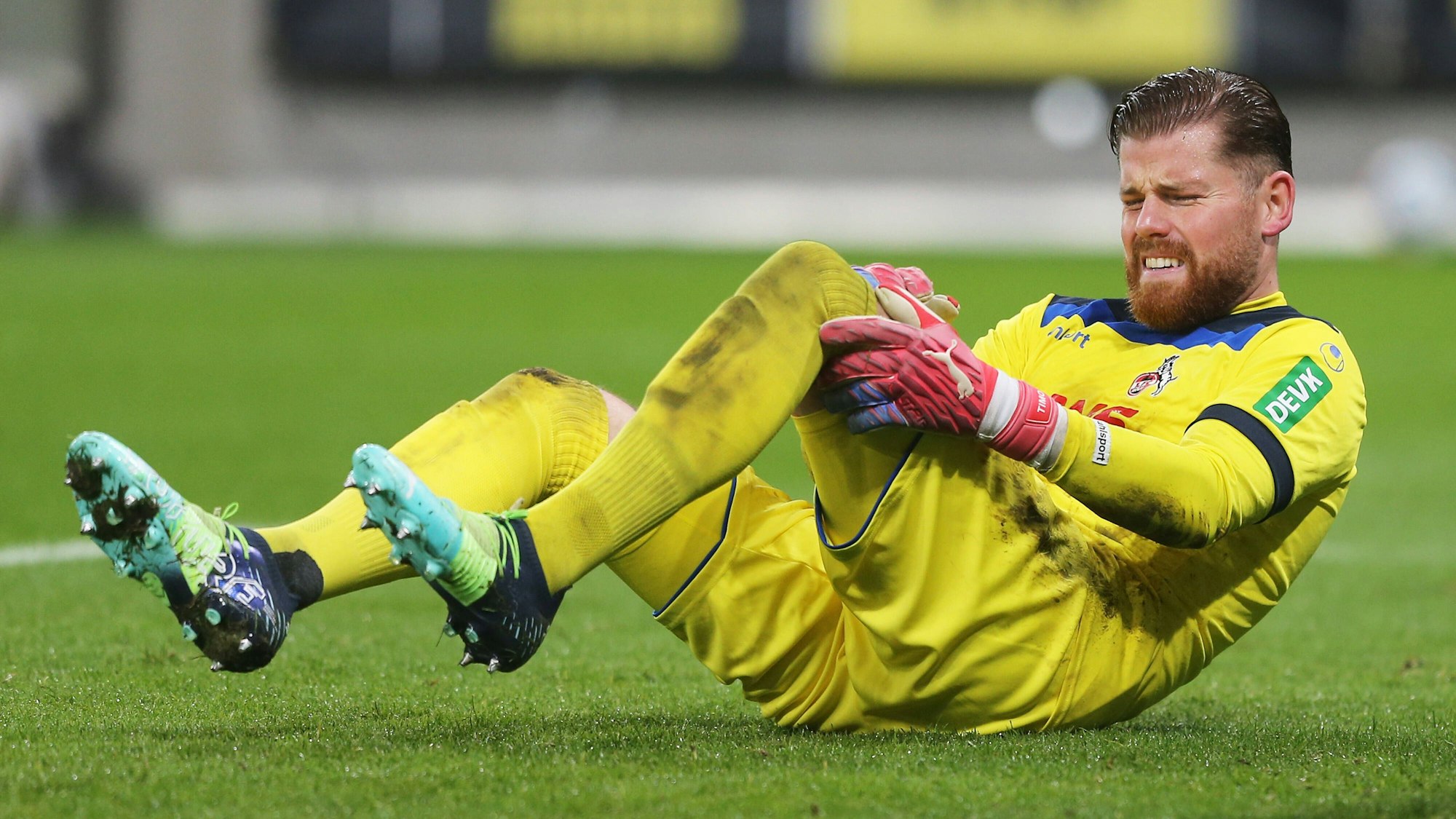 Timo Horn hält sich das schmerzende Knie