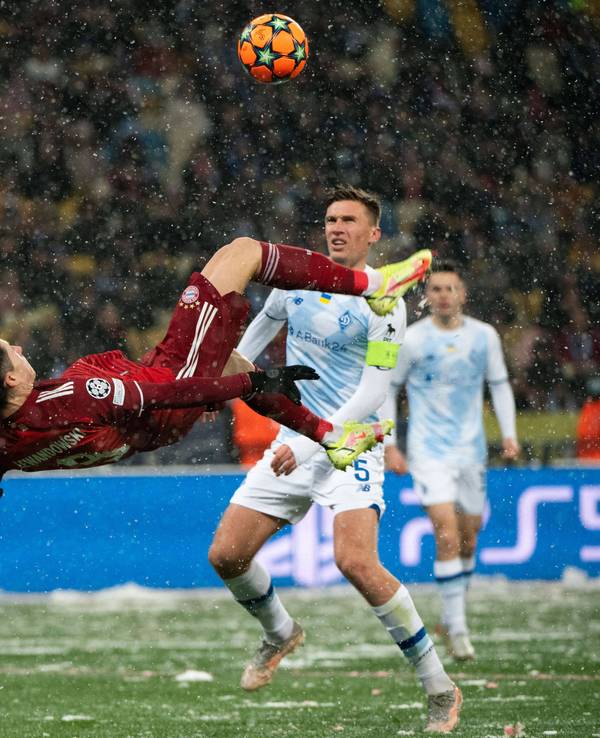 Bayerns Robert Lewandowski liegt bei seinem Fallrückzieher quasi in der Luft.
