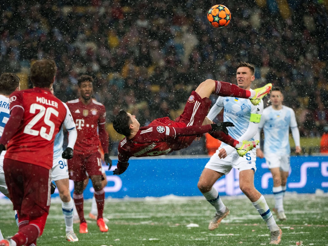 Bayerns Robert Lewandowski liegt bei seinem Fallrückzieher quasi in der Luft.
