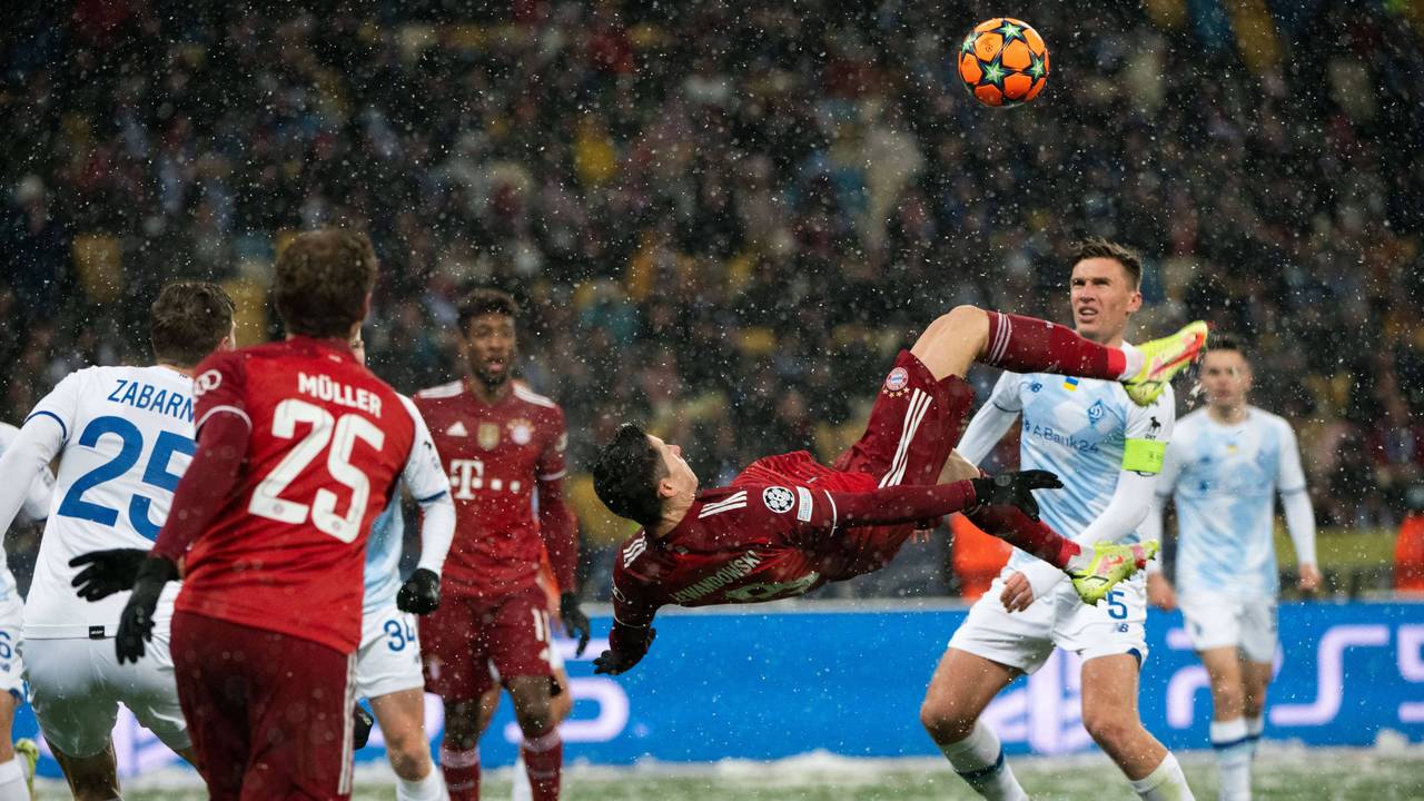Bayerns Robert Lewandowski liegt bei seinem Fallrückzieher quasi in der Luft.