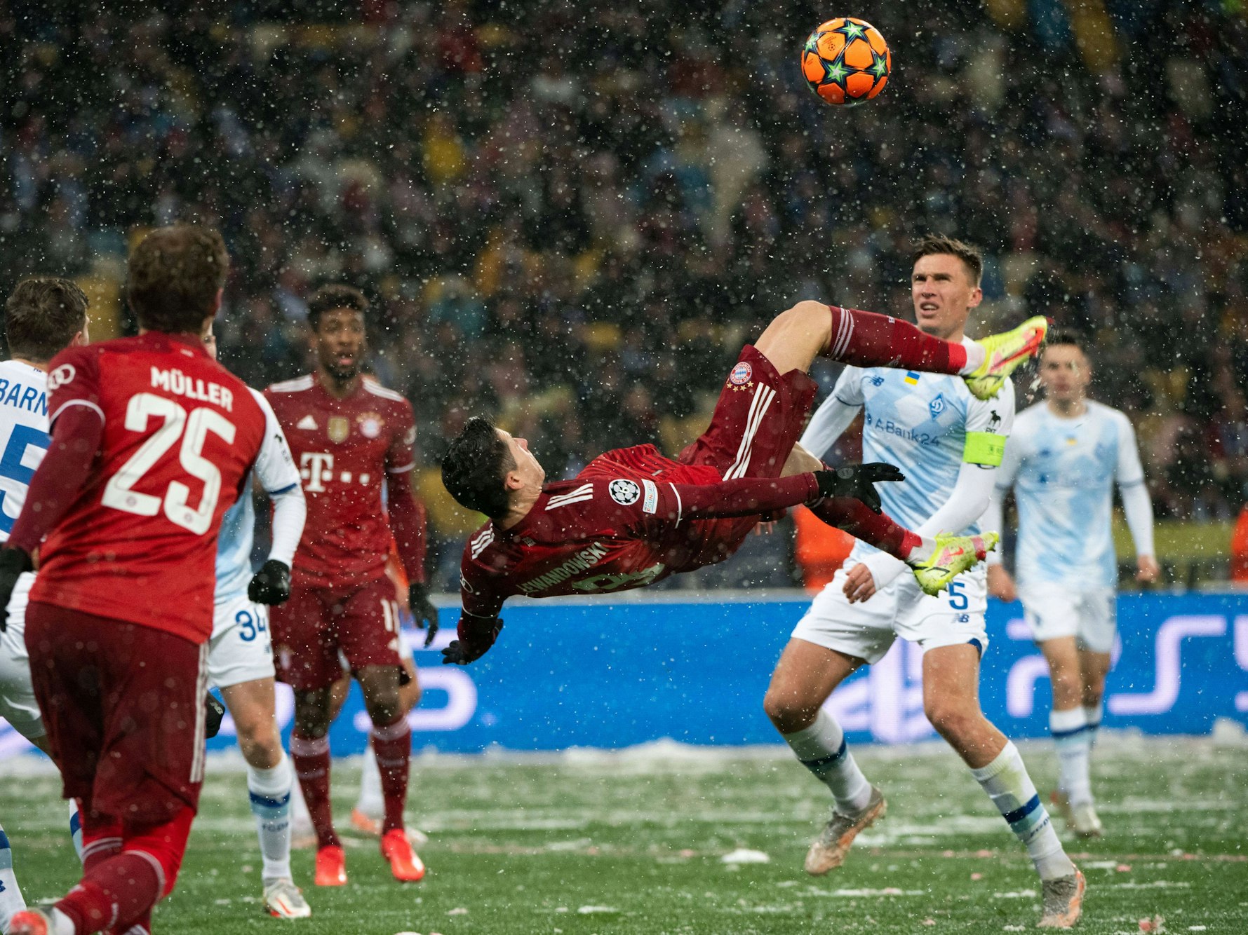 Bayerns Robert Lewandowski liegt bei seinem Fallrückzieher quasi in der Luft.