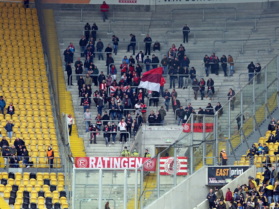 Die rund 200 Fortuna-Fans beim Auswärtsspiel bei Dynamo Dresden