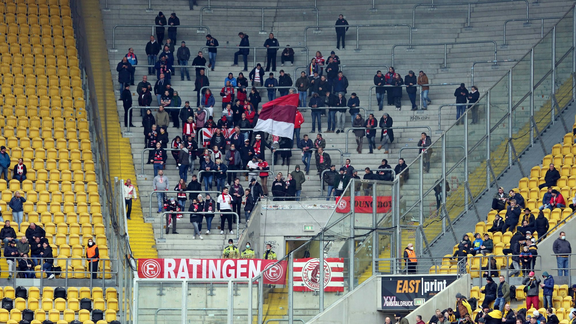 Die rund 200 Fortuna-Fans beim Auswärtsspiel bei Dynamo Dresden