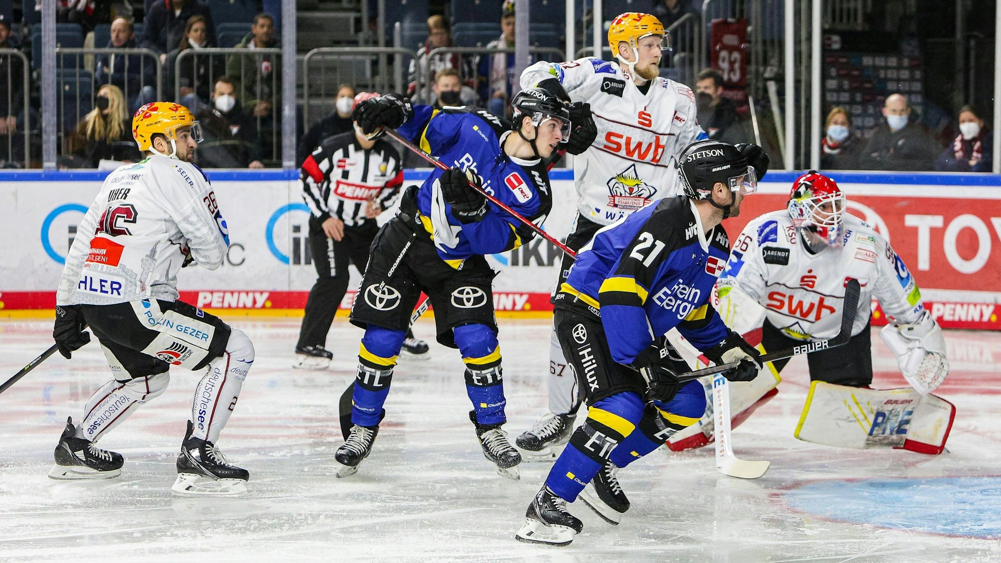 Julian Chrobot und Mark Olver von den Kölner Haien gegen Bremerhaven im Angriff.