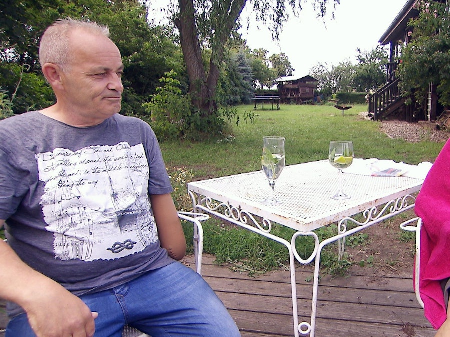 Nach einem Bad im Schwimmteich berichten sich Biolandwirt Olaf (60) aus Brandenburg und Bettina (55, Servicekraft) von ihren Schicksalsschlägen im Leben.