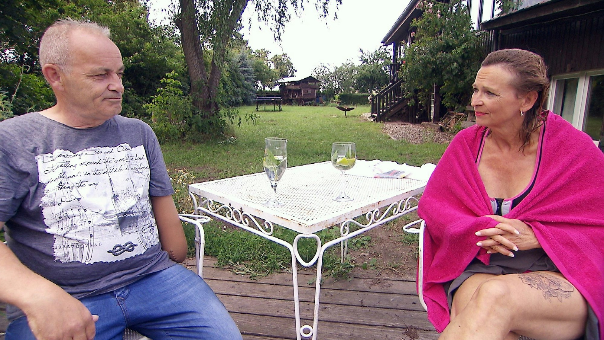 Nach einem Bad im Schwimmteich berichten sich Biolandwirt Olaf (60) aus Brandenburg und Bettina (55, Servicekraft) von ihren Schicksalsschlägen im Leben.