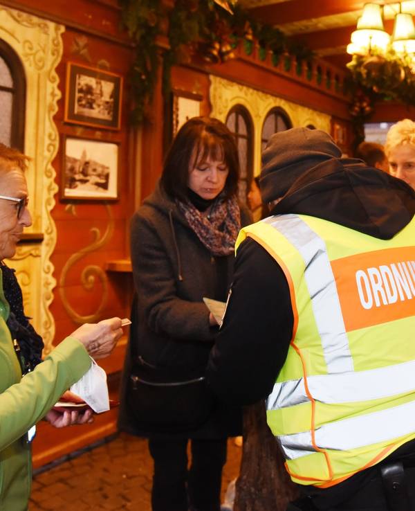 Das Ordnungsamt kontrolliert die 2 G Nachweise der Besucher auf dem Weihnachtsmarkt