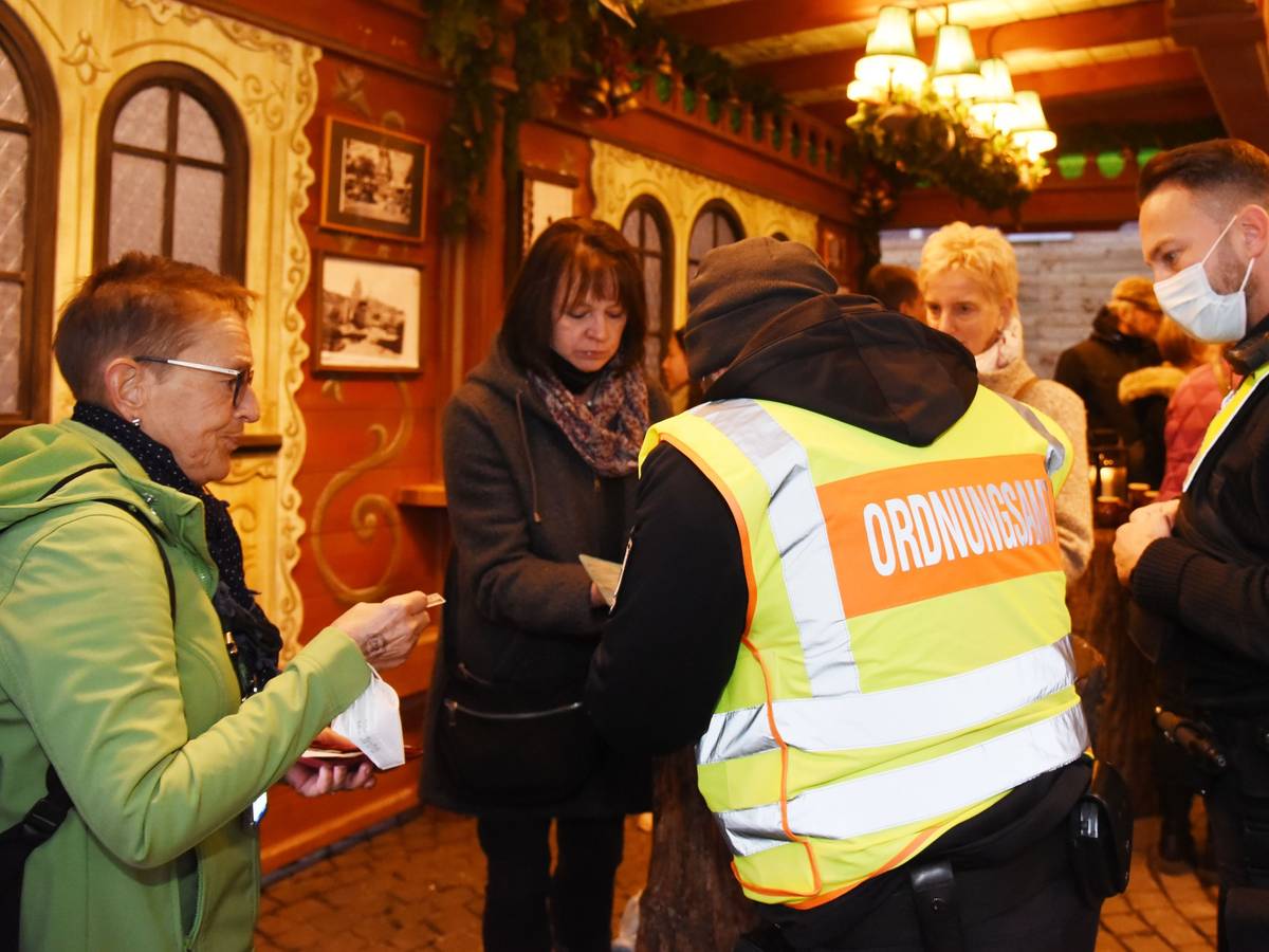 Das Ordnungsamt kontrolliert die 2 G Nachweise der Besucher auf dem Weihnachtsmarkt