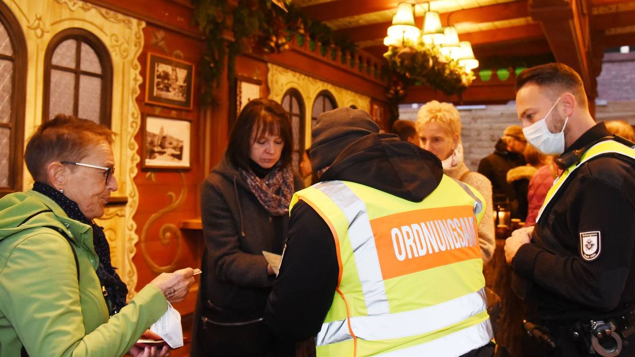 Das Ordnungsamt kontrolliert die 2 G Nachweise der Besucher auf dem Weihnachtsmarkt