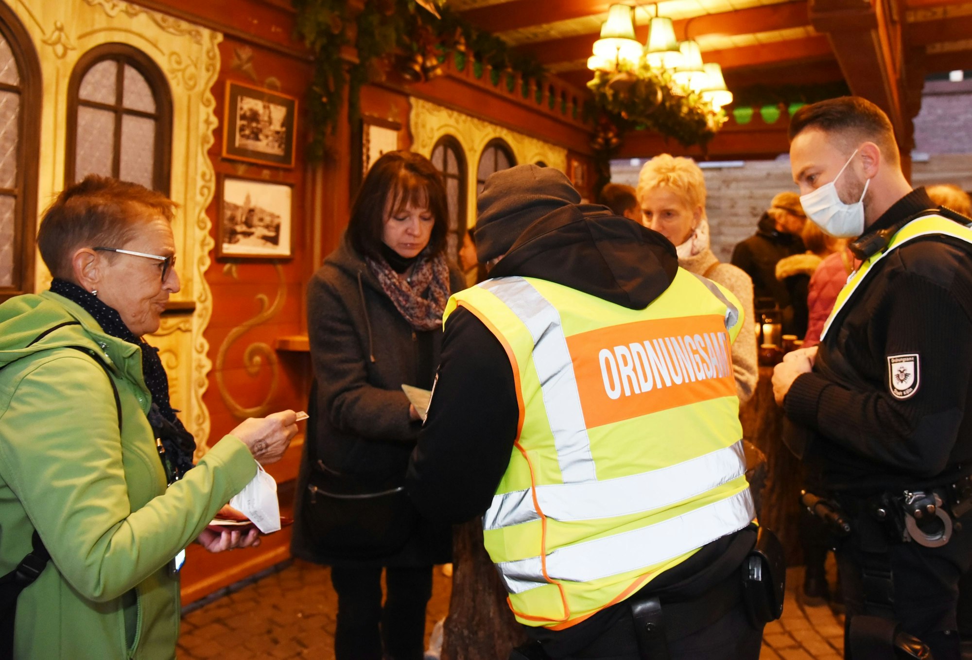 Das Ordnungsamt kontrolliert die 2 G Nachweise der Besucher auf dem Weihnachtsmarkt