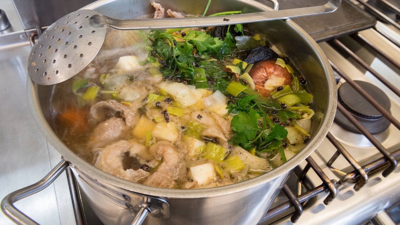 Ein Kochtopf mit Zutaten für Tafelspitz steht in der Küche einer Gaststätte auf dem Herd.