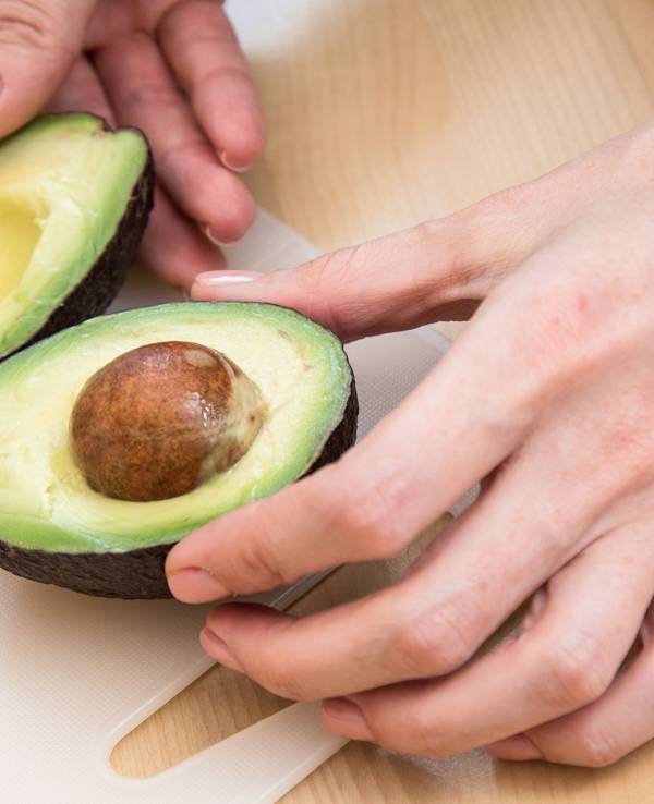 Auf dem Symbolfoto (aufgenommen am 18. Januar 2019 in Hamburg) sieht man eine aufgeschnittene Avocado.