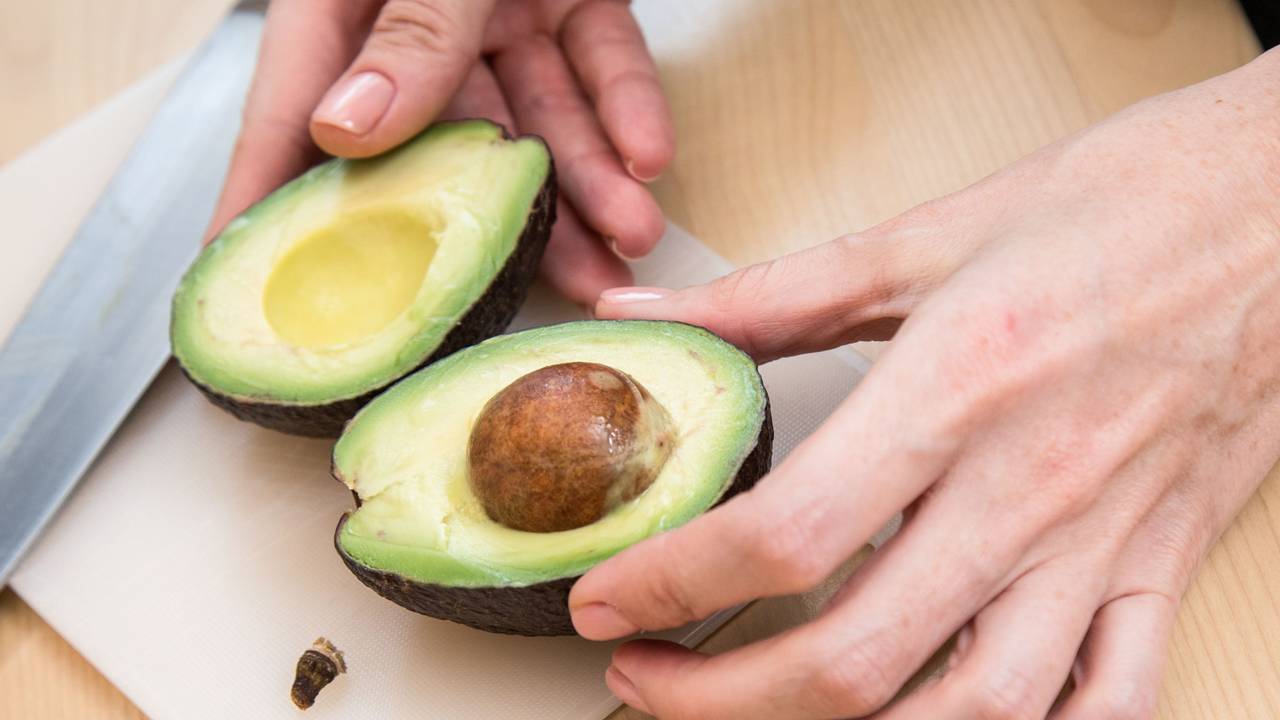 Auf dem Symbolfoto (aufgenommen am 18. Januar 2019 in Hamburg) sieht man eine aufgeschnittene Avocado.