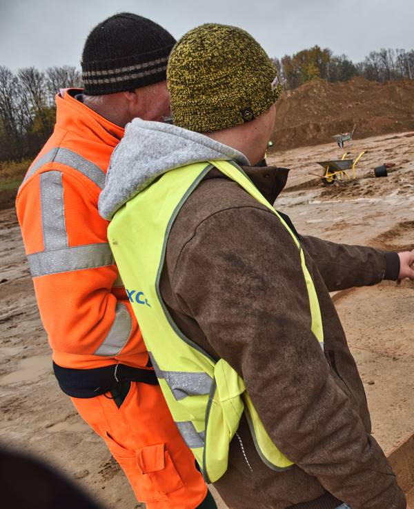Das Foto (aufgenommen am 19. November 2021) zeigt die archäologische Ausgrabung an der A44 bei Werl vor dem Ausbau der Raststätte Am Haarstrang Süd.