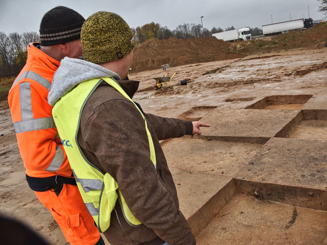 Das Foto (aufgenommen am 19. November 2021) zeigt die archäologische Ausgrabung an der A44 bei Werl vor dem Ausbau der Raststätte Am Haarstrang Süd.