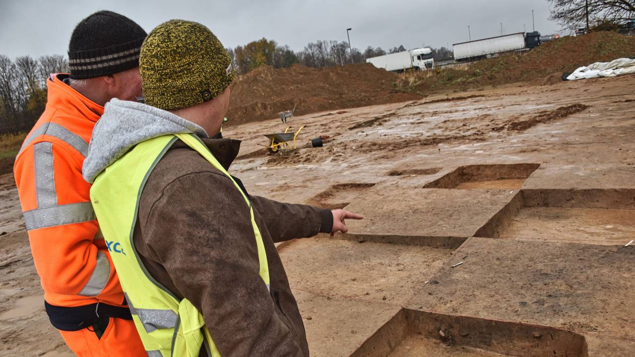 Das Foto (aufgenommen am 19. November 2021) zeigt die archäologische Ausgrabung an der A44 bei Werl vor dem Ausbau der Raststätte Am Haarstrang Süd.