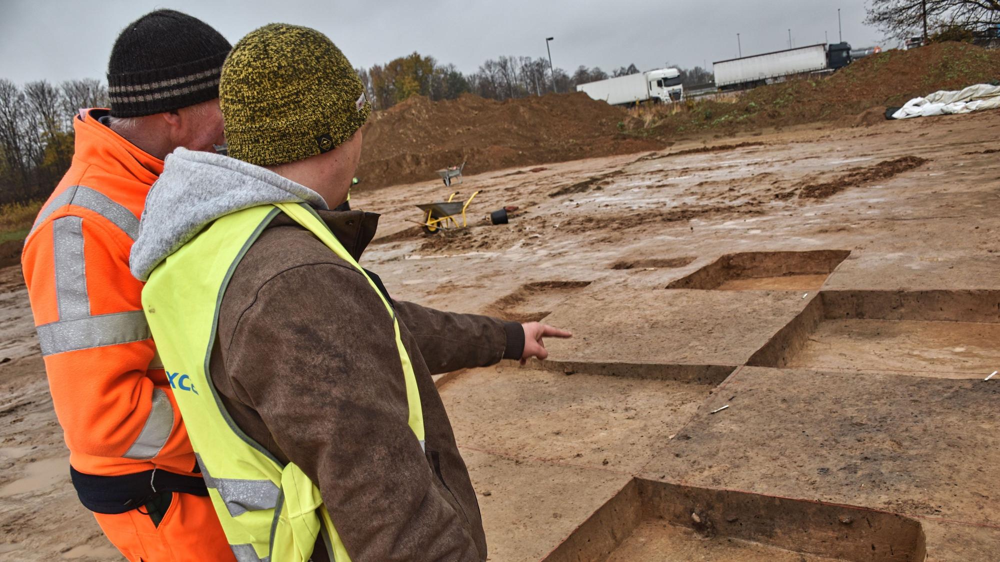 Das Foto (aufgenommen am 19. November 2021) zeigt die archäologische Ausgrabung an der A44 bei Werl vor dem Ausbau der Raststätte Am Haarstrang Süd.