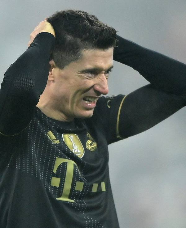 Robert Lewandowski hadert nach einer vergebenen Torchance.