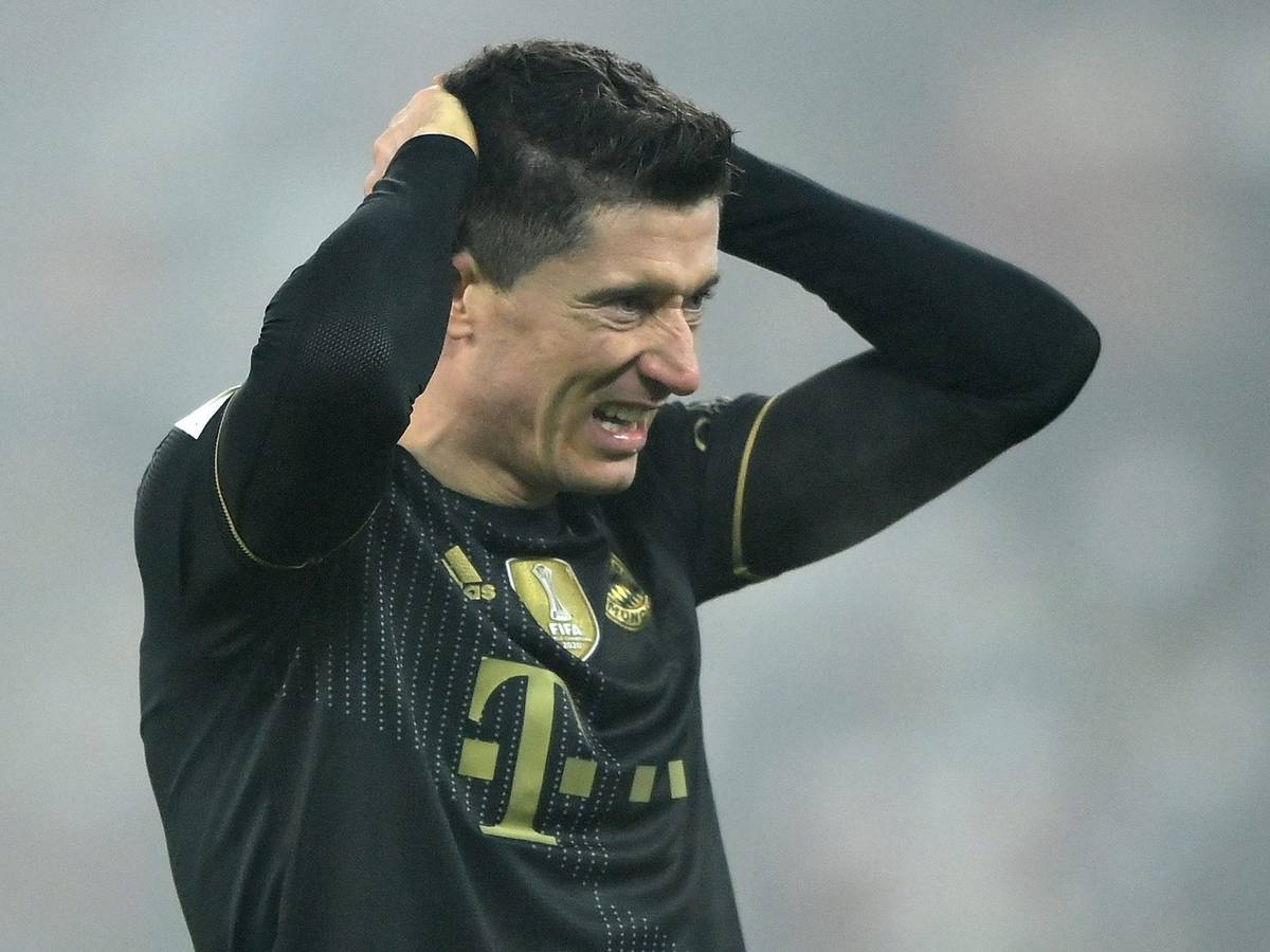 Robert Lewandowski hadert nach einer vergebenen Torchance.