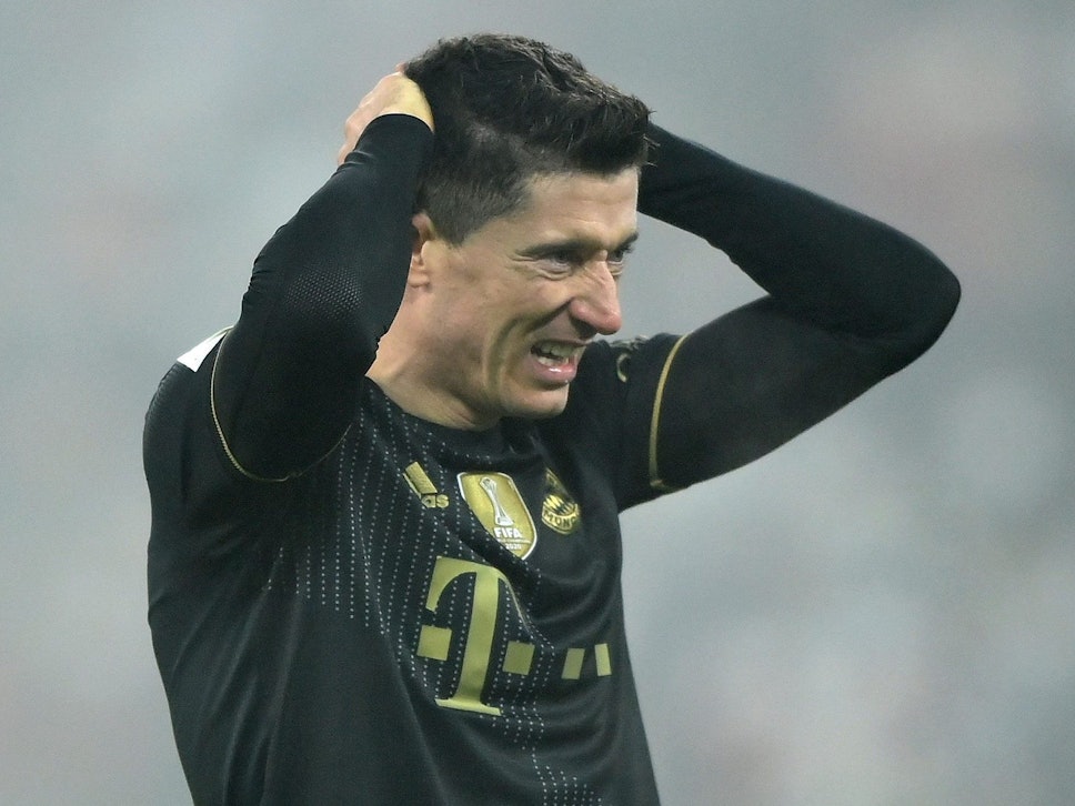 Robert Lewandowski hadert nach einer vergebenen Torchance.