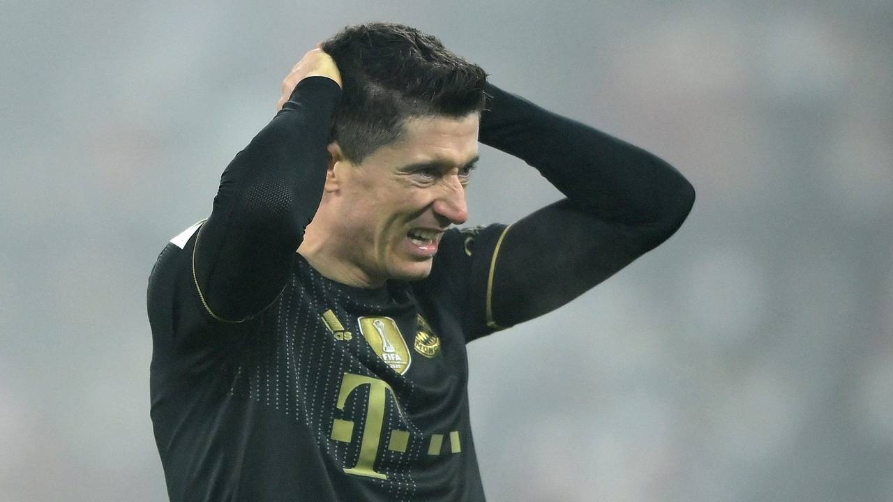 Robert Lewandowski hadert nach einer vergebenen Torchance.