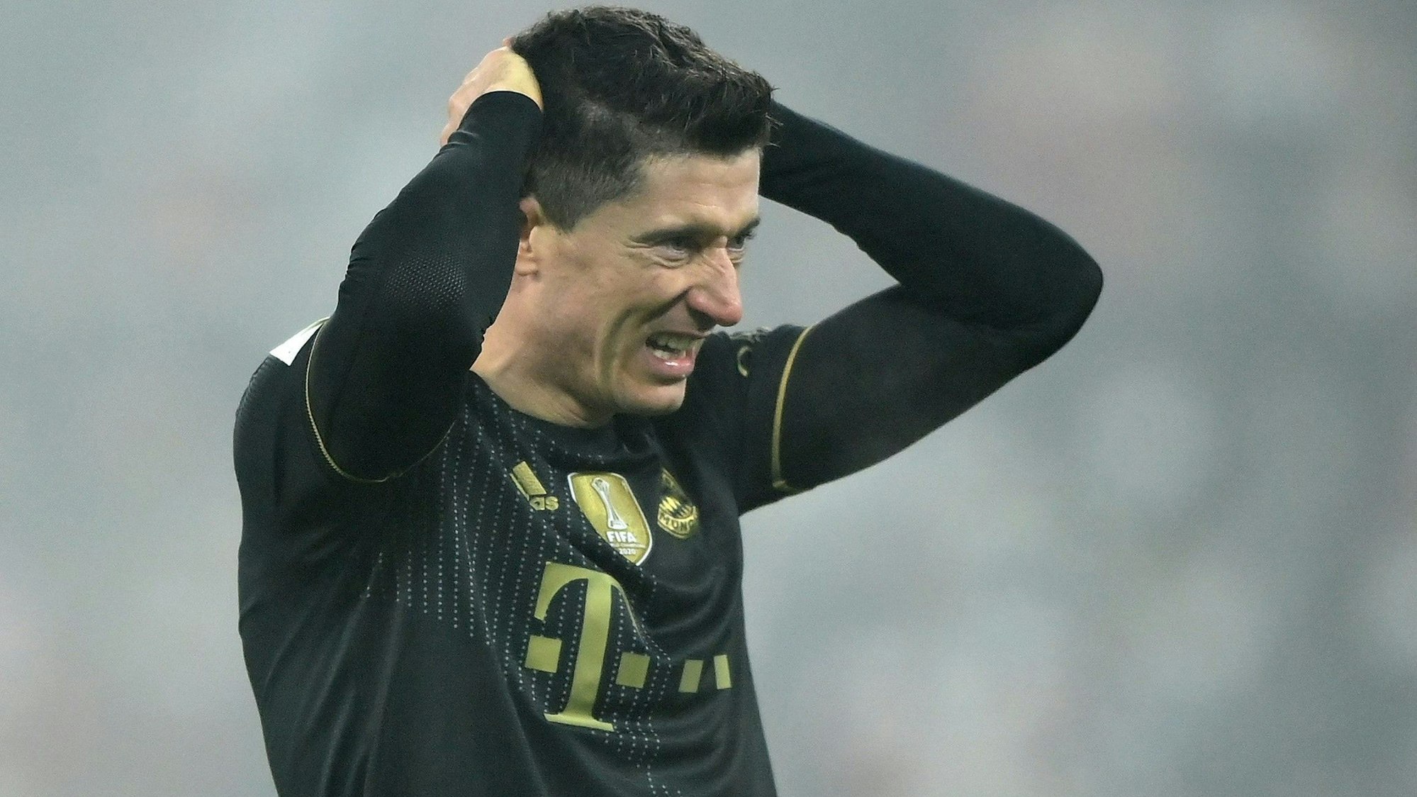 Robert Lewandowski hadert nach einer vergebenen Torchance.