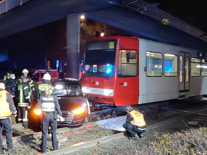 Unfall in Köln zwischen Straßenbahn und Pkw in Sülz. Das Bild entstand am Unfallort am 23. November 2021.