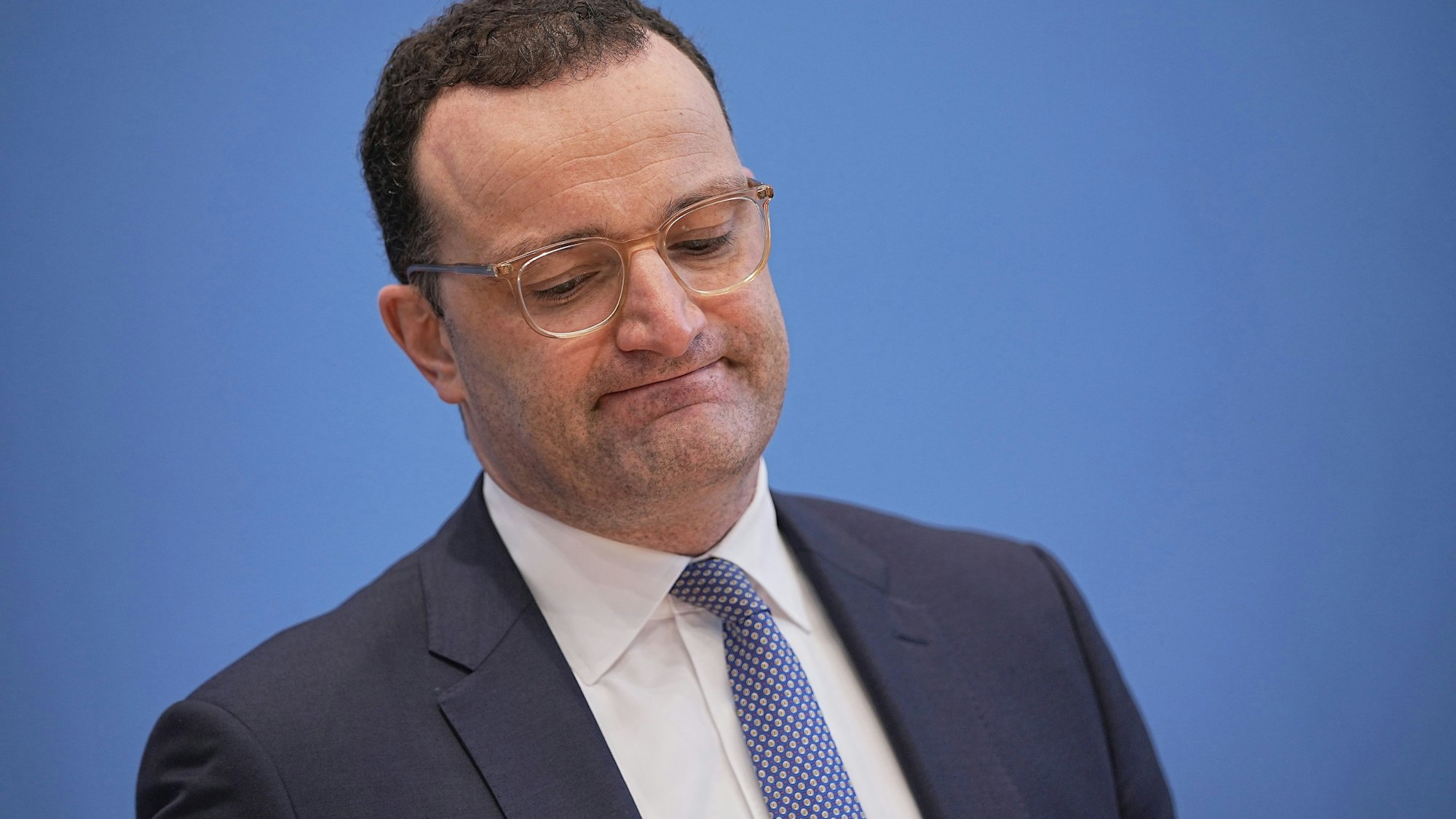 Jens Spahn (CDU), Bundesminister für Gesundheit, nimmt an einer Pressekonferenz zur Corona-Impfungen mit den Impfstoffen von Moderna und Biontech/Pfizer teil.