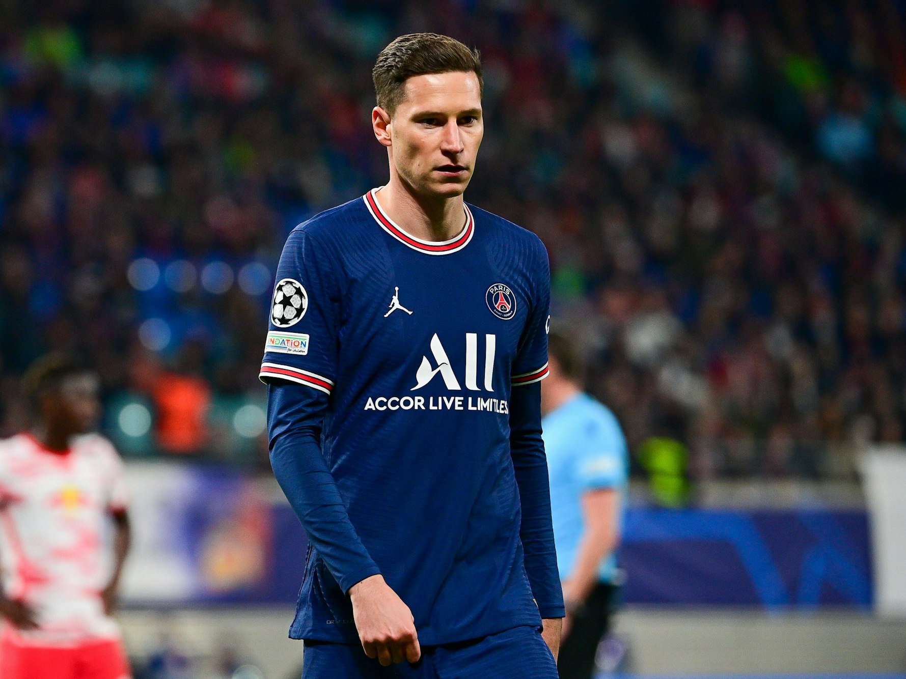 Julian Draxler geht über den Platz.