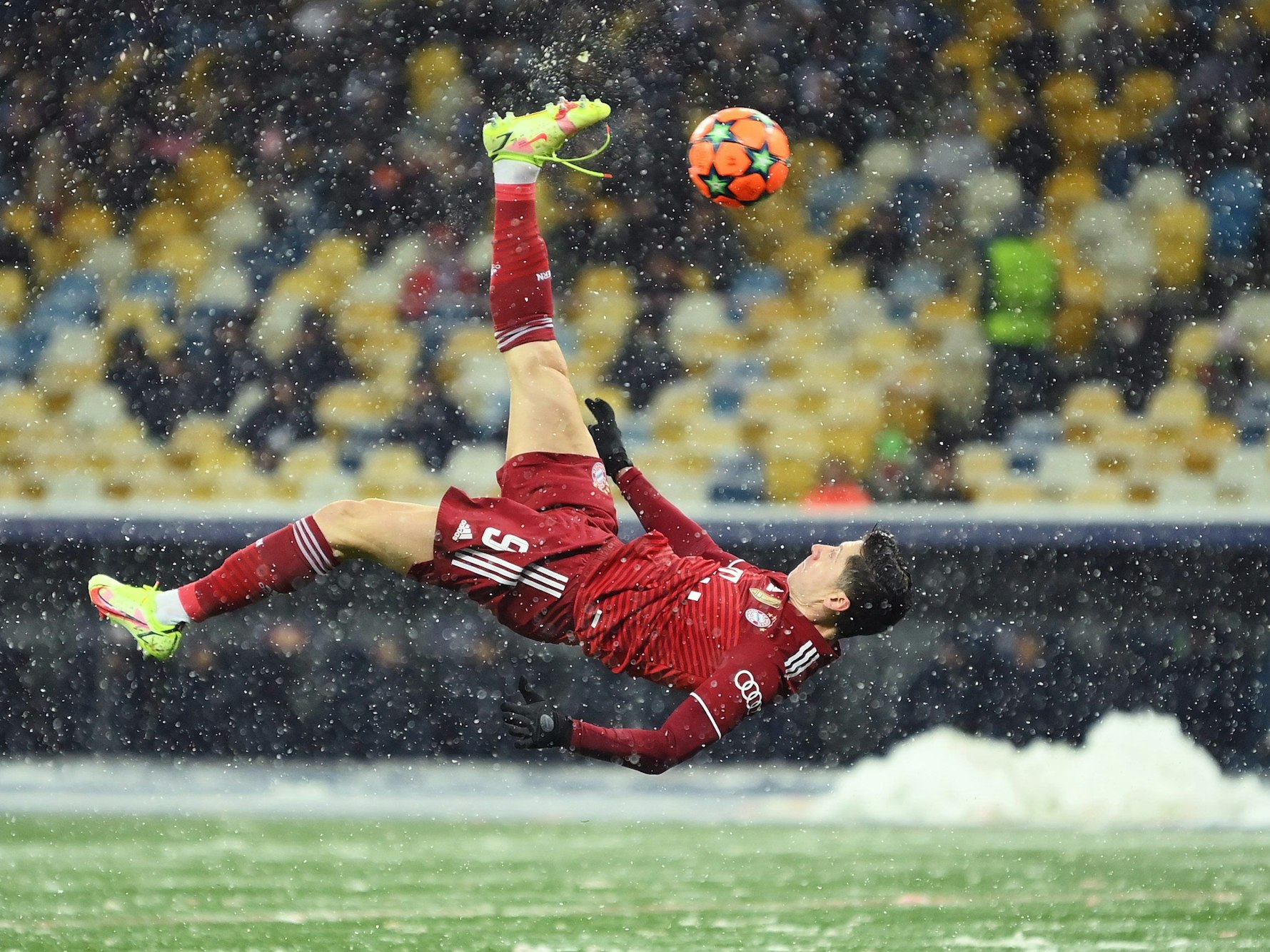 Robert Lewandowski liegt bei seinem Fallrückzieher in der Luft.