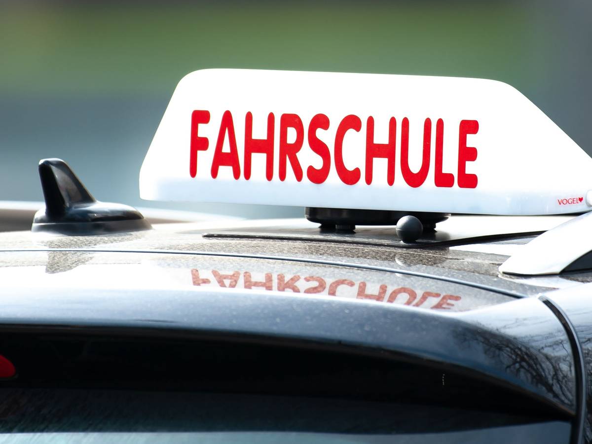 Ein Dachschild mit der Aufschrift «Fahrschule» ist auf einem Fahrschulauto befestigt.