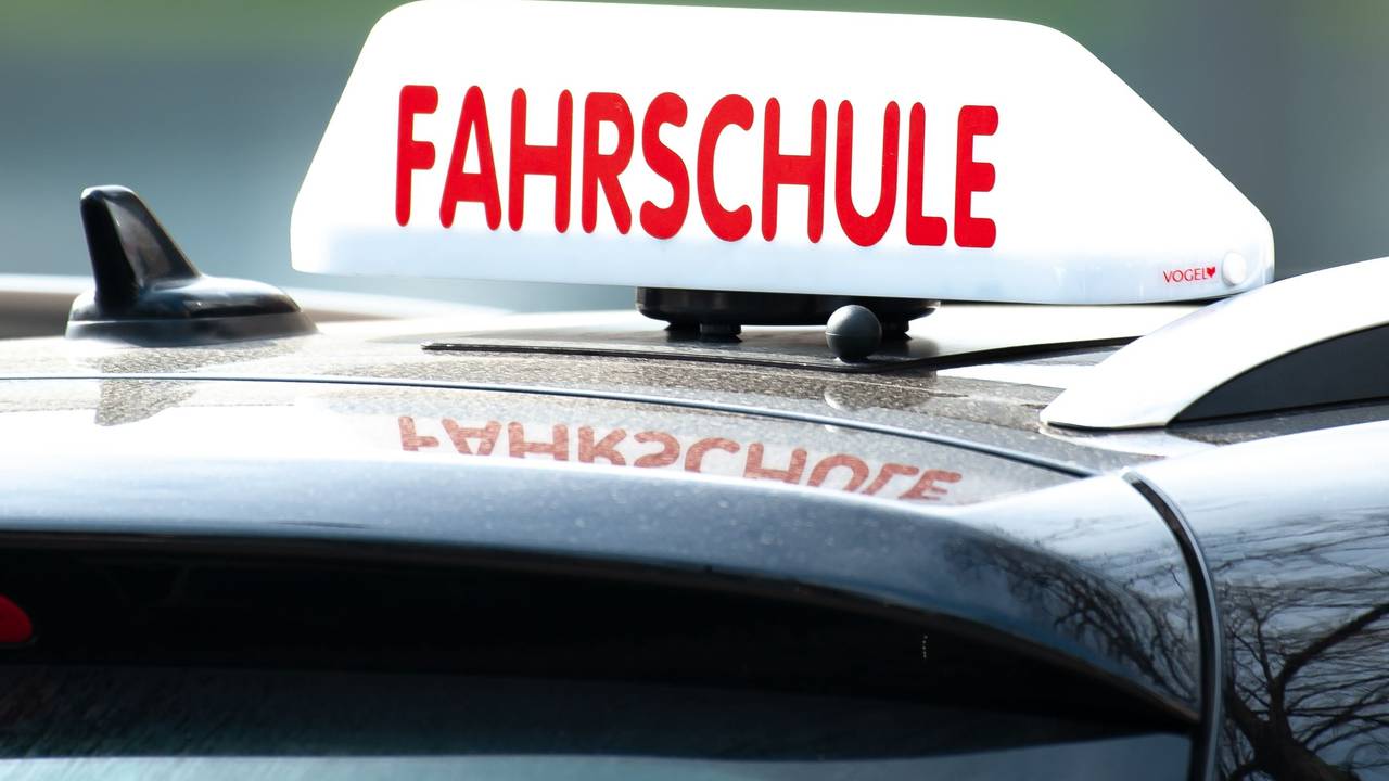 Ein Dachschild mit der Aufschrift «Fahrschule» ist auf einem Fahrschulauto befestigt.