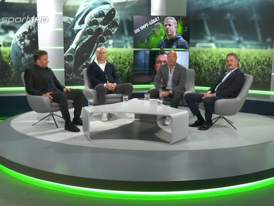 Sport1-Kommentator Martin Quast, Ex-Düsseldorf-Trainer Oliver Reck, Moderator Hartwig Thöne und Peter Neururer (von links) am 22. November 2021 beim Sport1-Doppelpass für die 2. Bundesliga. Screenshot vom Youtube-Livestream.