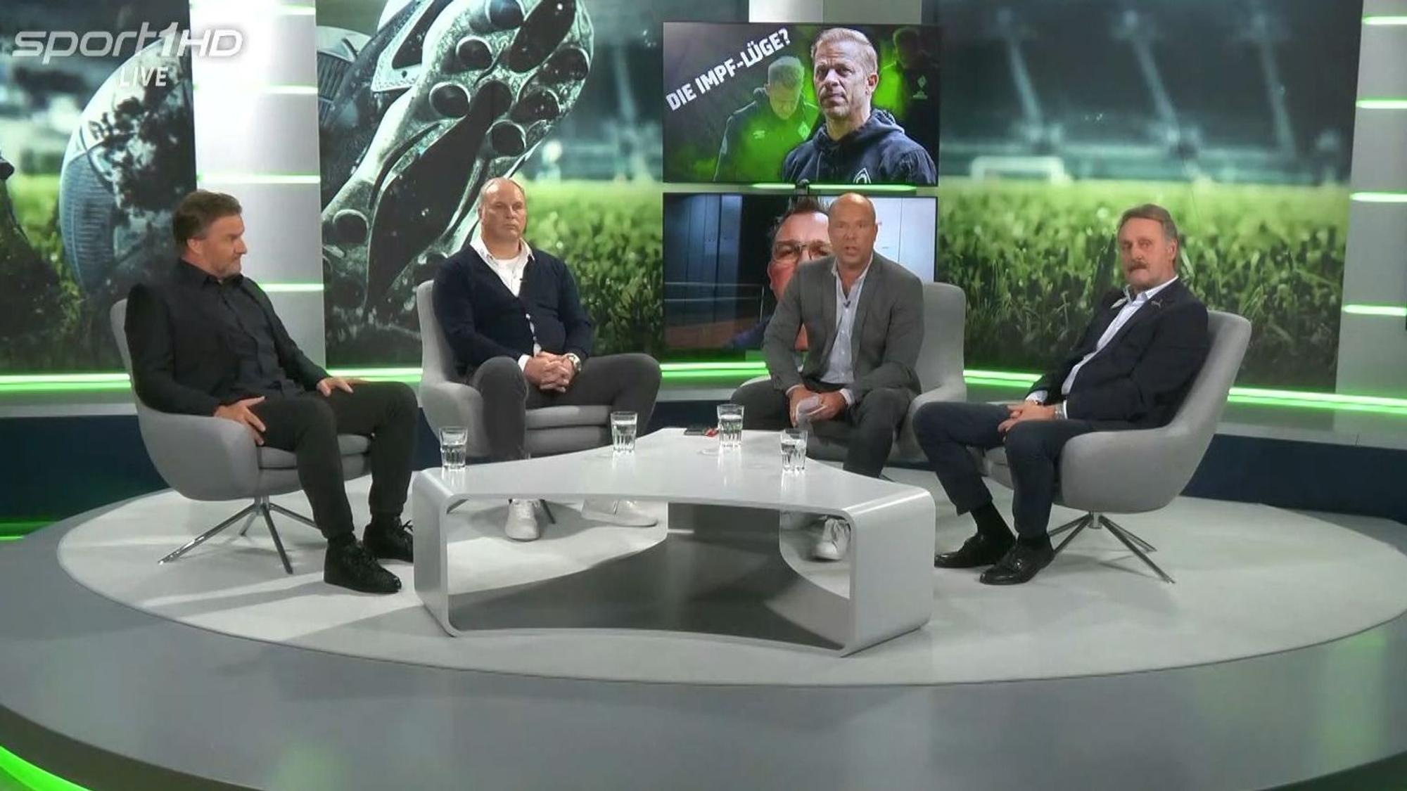 Sport1-Kommentator Martin Quast, Ex-Düsseldorf-Trainer Oliver Reck, Moderator Hartwig Thöne und Peter Neururer (von links) am 22. November 2021 beim Sport1-Doppelpass für die 2. Bundesliga. Screenshot vom Youtube-Livestream.