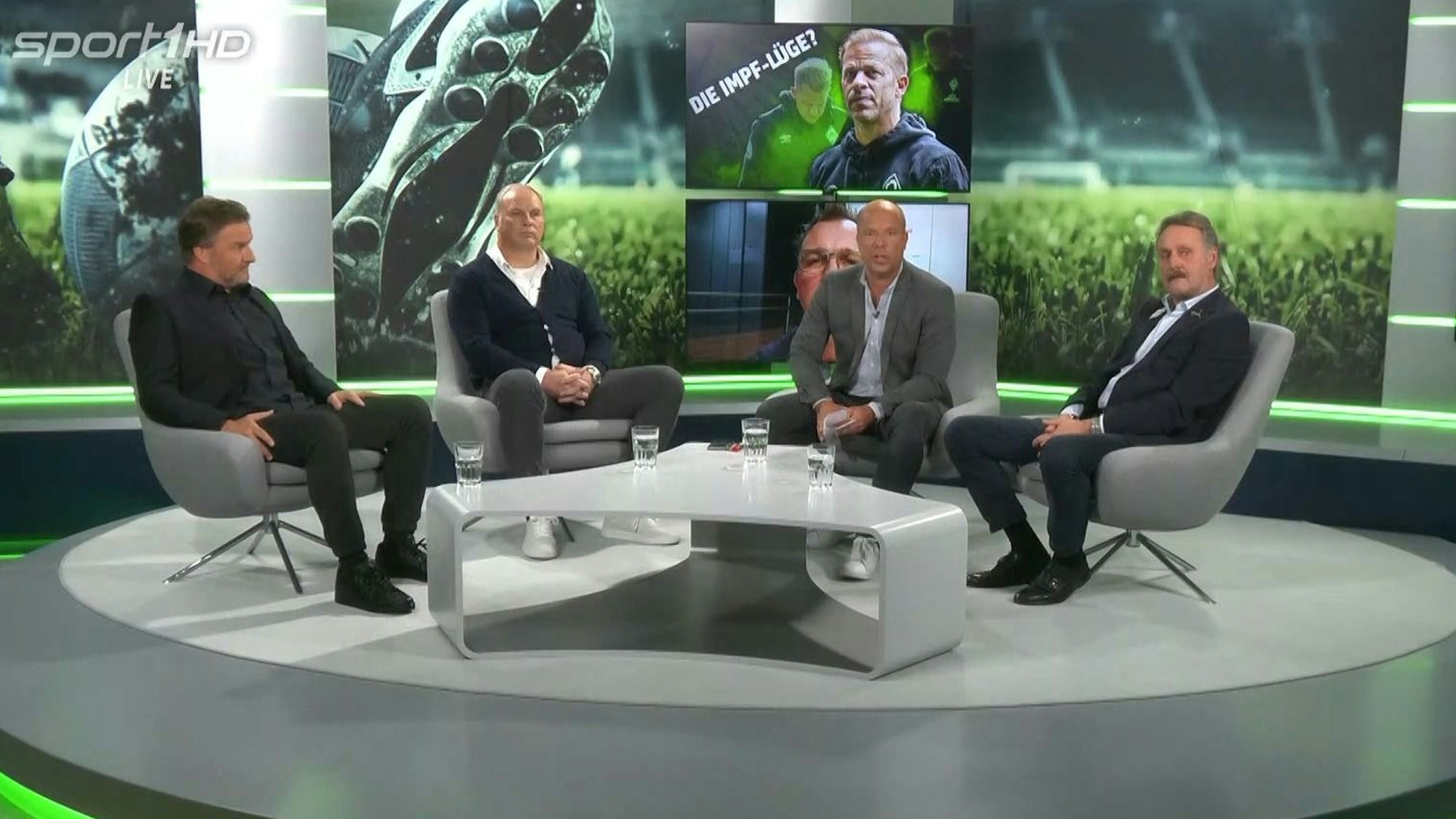 Sport1-Kommentator Martin Quast, Ex-Düsseldorf-Trainer Oliver Reck, Moderator Hartwig Thöne und Peter Neururer (von links) am 22. November 2021 beim Sport1-Doppelpass für die 2. Bundesliga. Screenshot vom Youtube-Livestream.