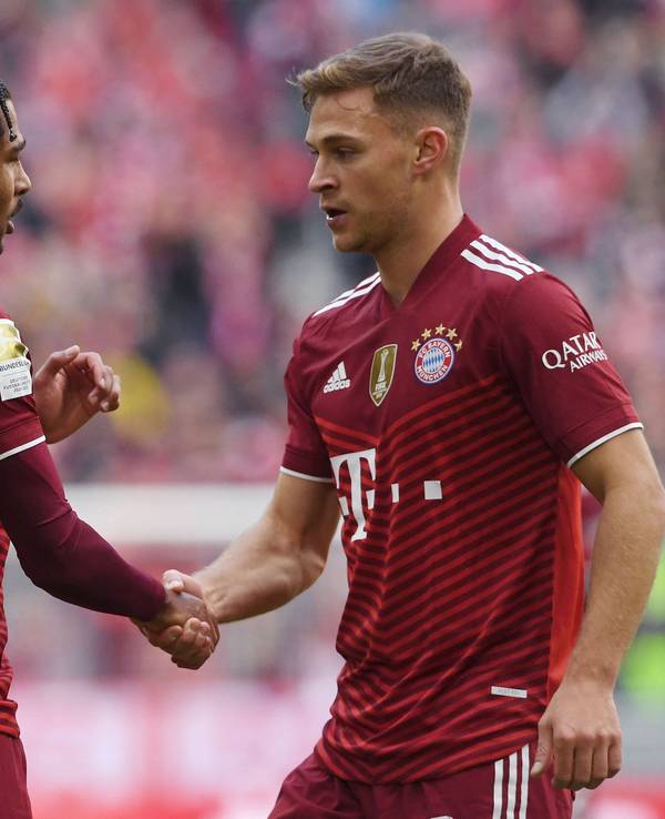 Serge Gnabry und Joshua Kimmich geben sich im Spiel von Bayern München die Hand.