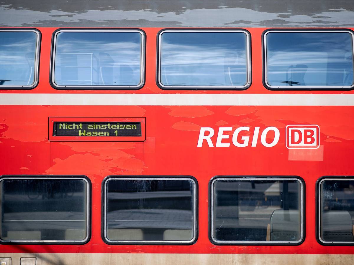 Ein Regional-Express (RE) der Deutschen Bahn (DB) steht im Hauptbahnhof auf einem Gleis.