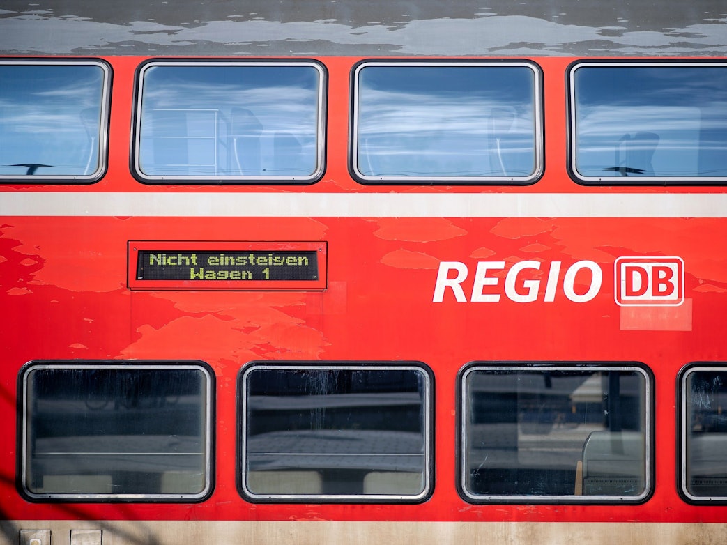 Ein Regional-Express (RE) der Deutschen Bahn (DB) steht im Hauptbahnhof auf einem Gleis.