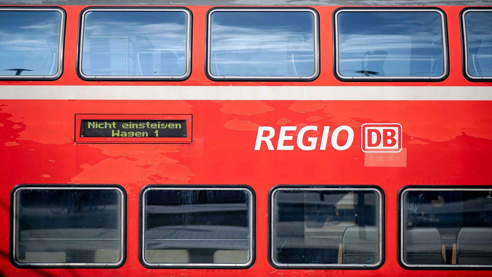 Ein Regional-Express (RE) der Deutschen Bahn (DB) steht im Hauptbahnhof auf einem Gleis.