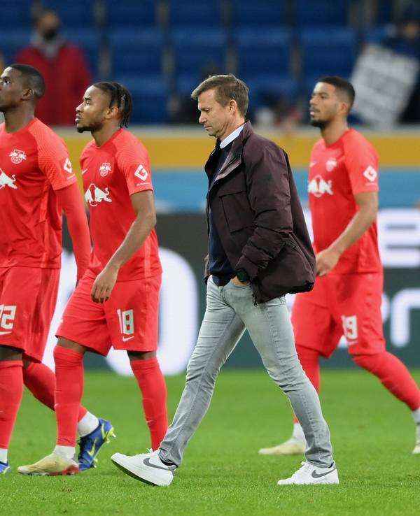 Jesse Marsch, Trainer von RB Leipzig, geht vom Platz