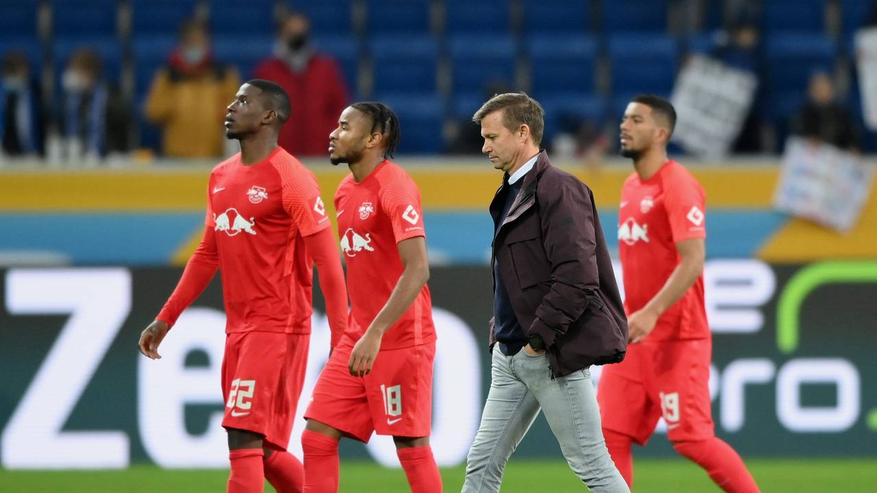 Jesse Marsch, Trainer von RB Leipzig, geht vom Platz