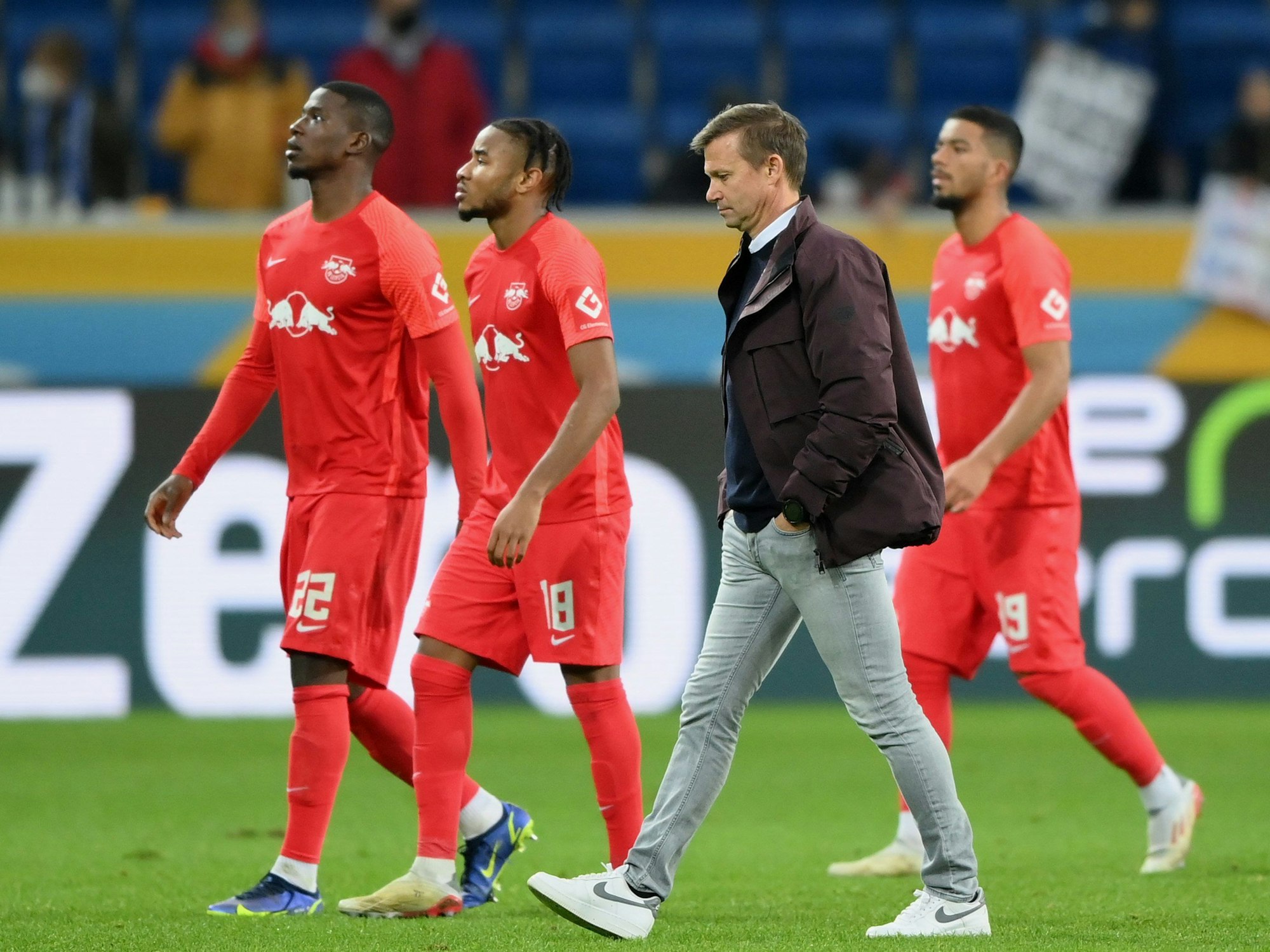 Jesse Marsch, Trainer von RB Leipzig, geht vom Platz