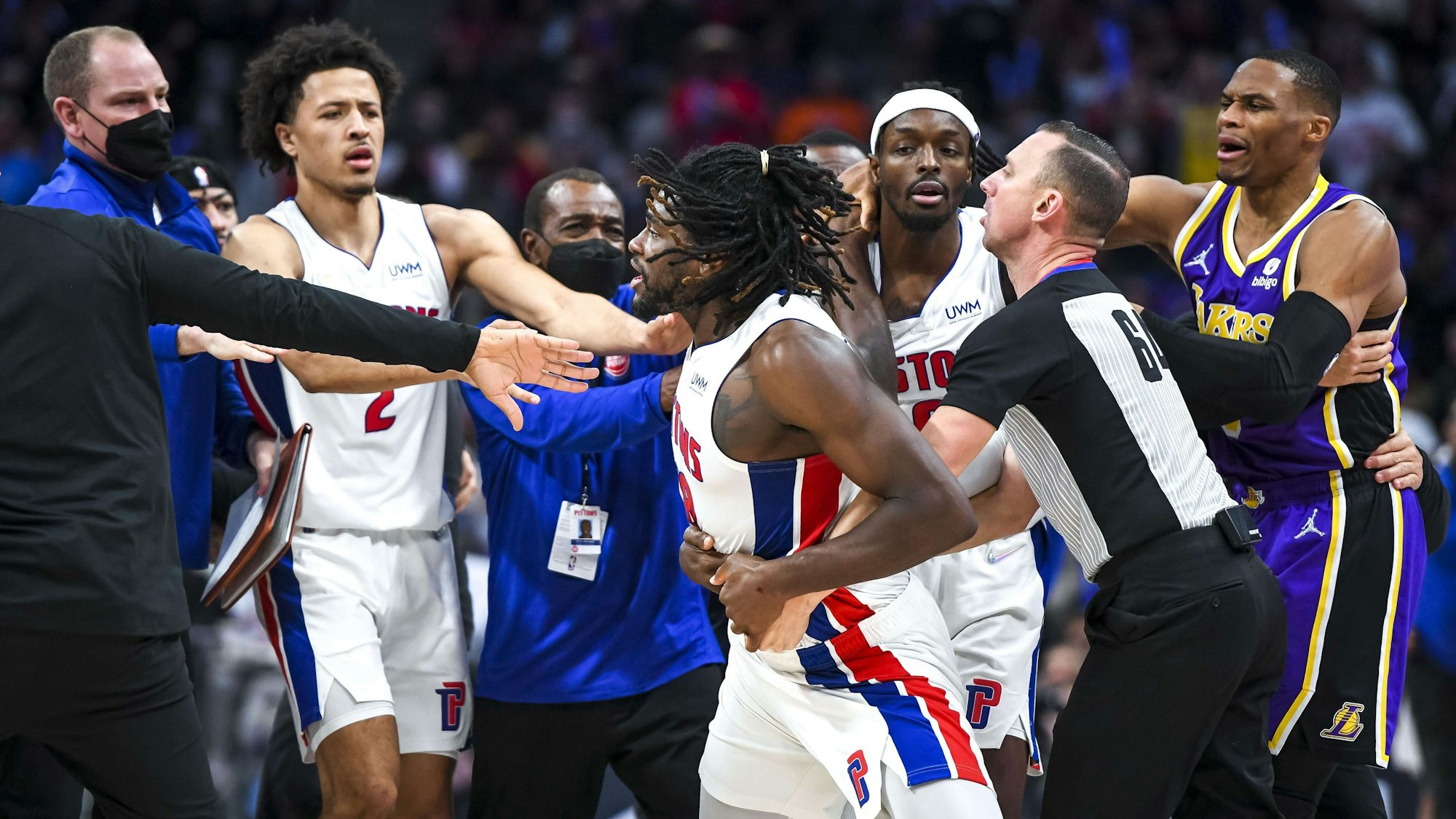Isaiah Stewart muss von Kollegen daran gehindert werden, LeBron James zu jagen.