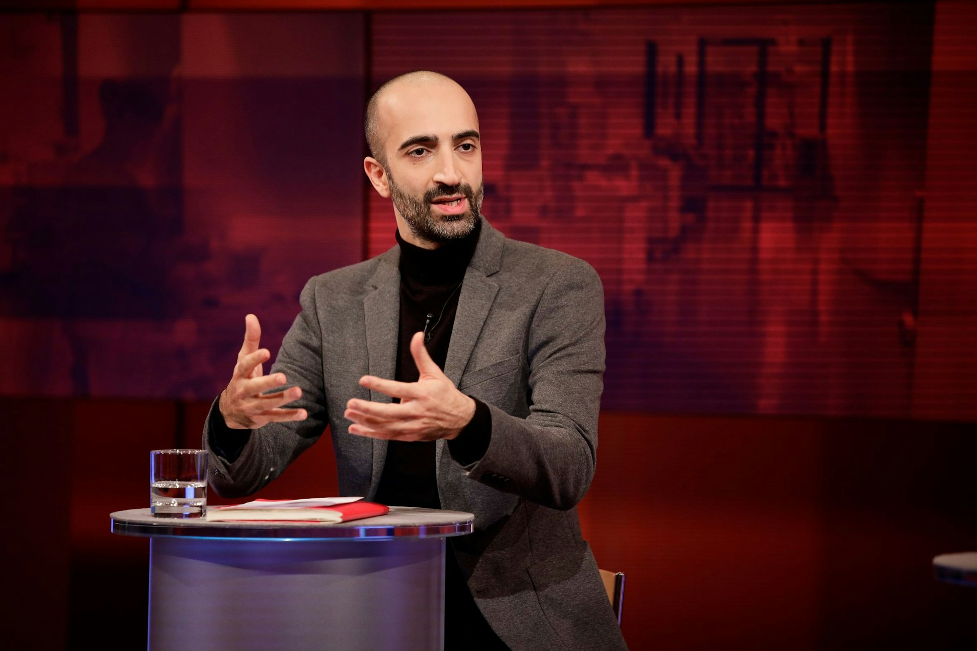 Cihan Çelik, Facharzt für Innere Medizin und Pneumologie, war am 22.11.2021 bei „Hart aber fair“ mit Moderator Frank Plasberg fassungslos.