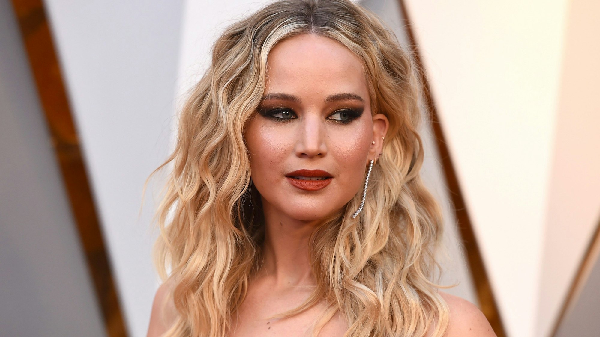Jennifer Lawrence, Schauspielerin aus den USA, kommt vor der Verleihung der Oscars am 4. März 2018 über den roten Teppich in das Dolby Theatre.