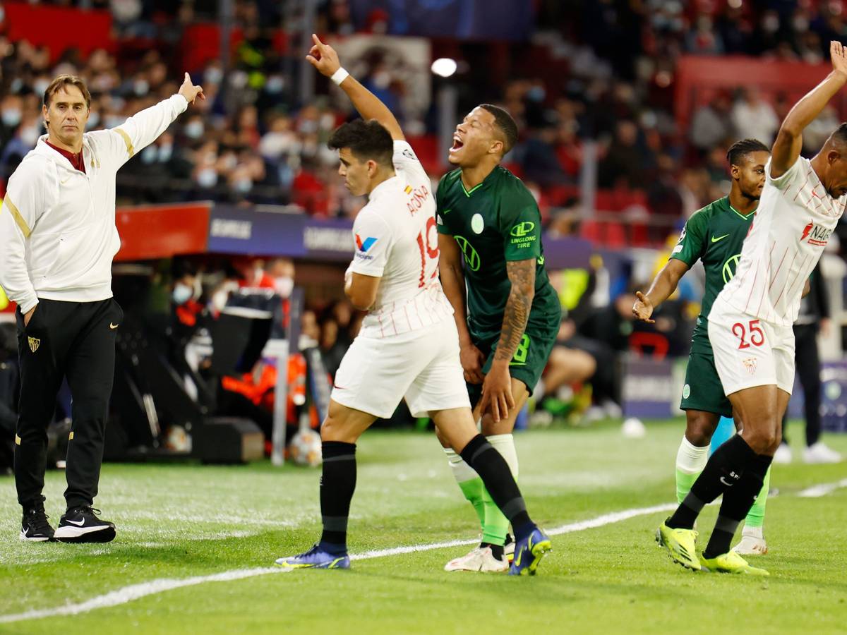 Sevillas Trainer Julen Lopetegui (l) gestikuliert an der Seitenlinie, Wolfsburgs Lukas Nmecha hält sich das Knie.