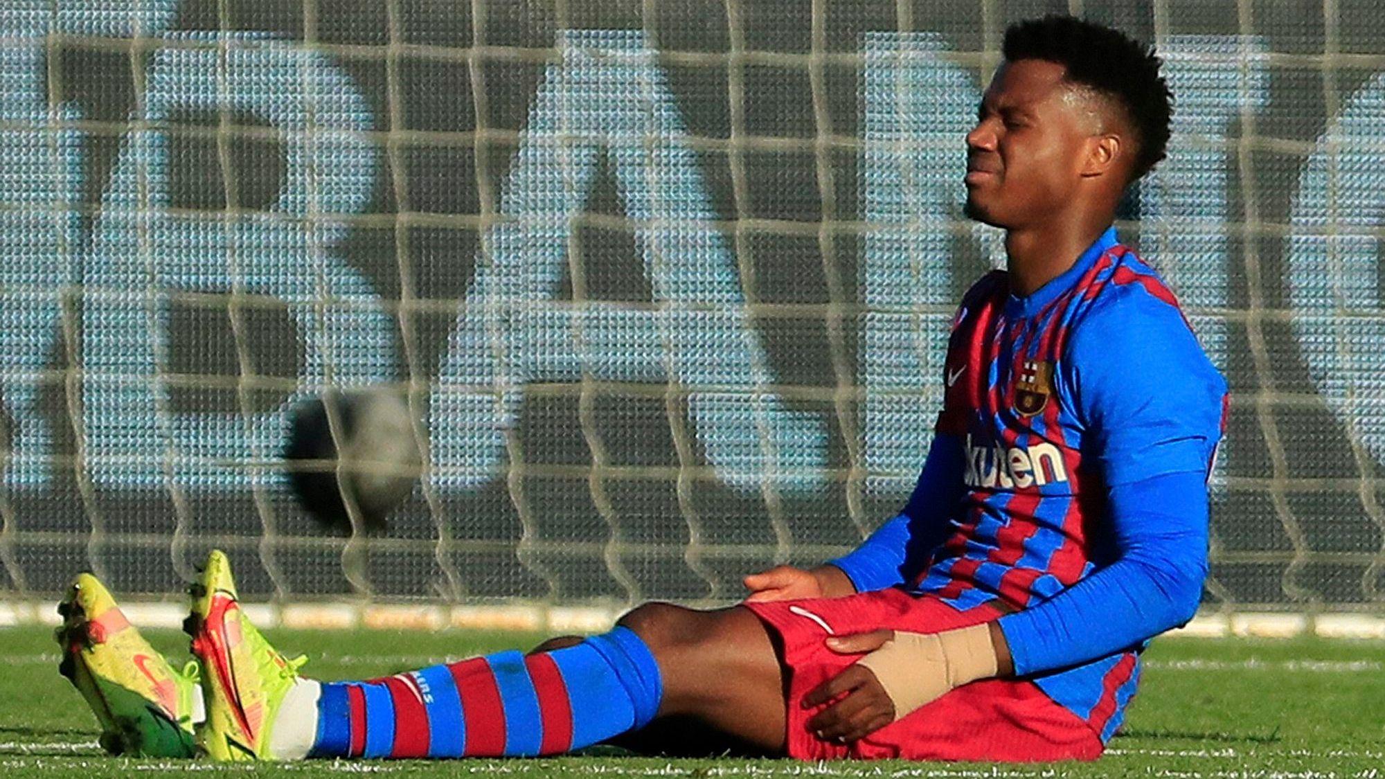 Ansu Fati (FC Barcelona) sitzt hadernd am Boden beim Spiel gegenn Celta Vigo.