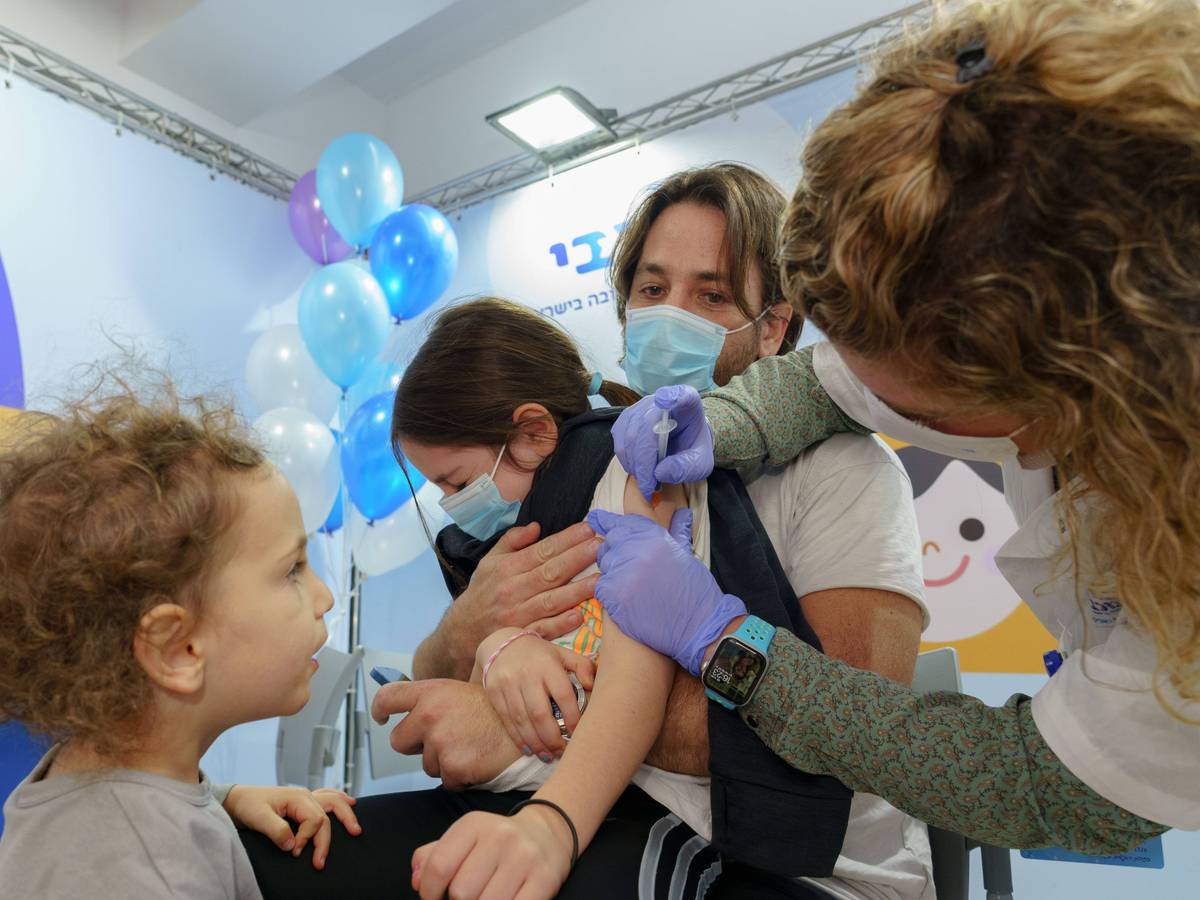 Ein Kind wird in Israel gegen das Corona-Virus geimpft.