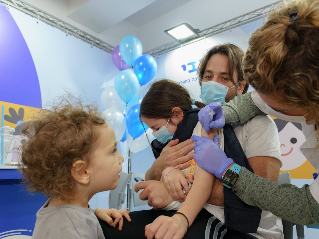 Ein Kind wird in Israel gegen das Corona-Virus geimpft.