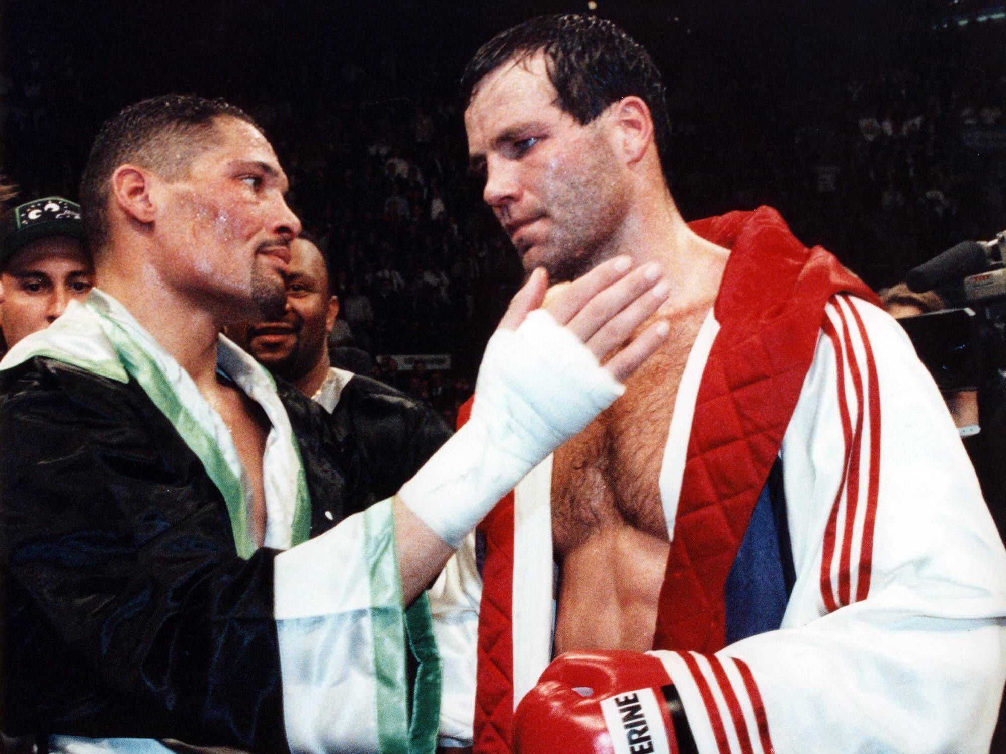 Virgil Hill will Henry Maske nach dem Kampf der beiden umarmen.